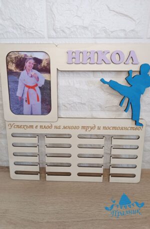 Закачалка за медали 008